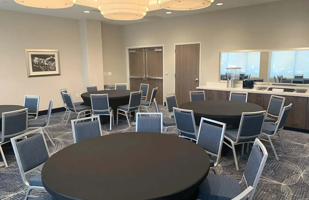 La Quinta Inn & Suites By Wyndham Kansas City Beacon Hill-1