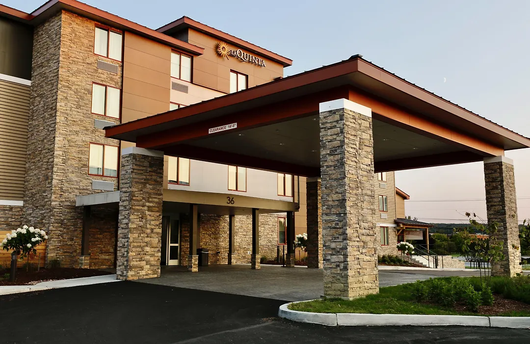 La Quinta Inn & Suites By Wyndham Williston Burlington-1