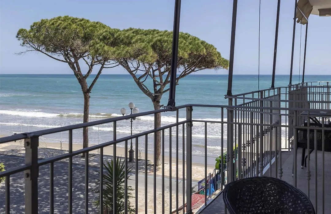 B&B HOTEL Diano Marina Palace-1