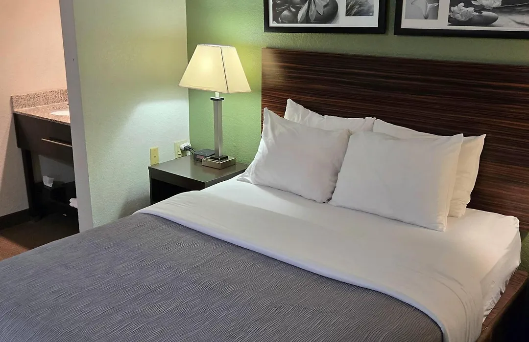 Quality Inn Kansas City International Airport-1