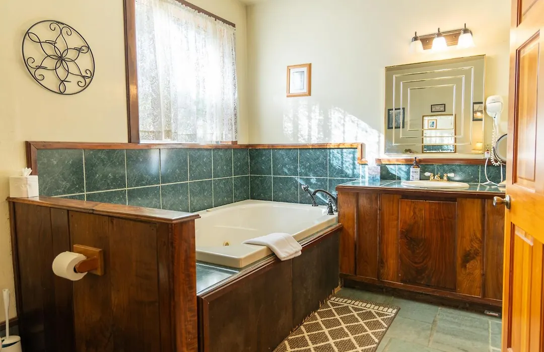 The Lindsay Lodge-1