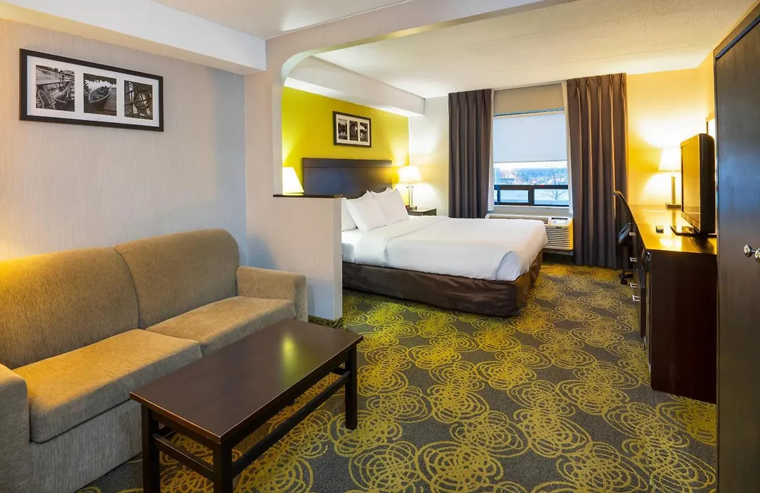 Comfort Hotel & Suites-1