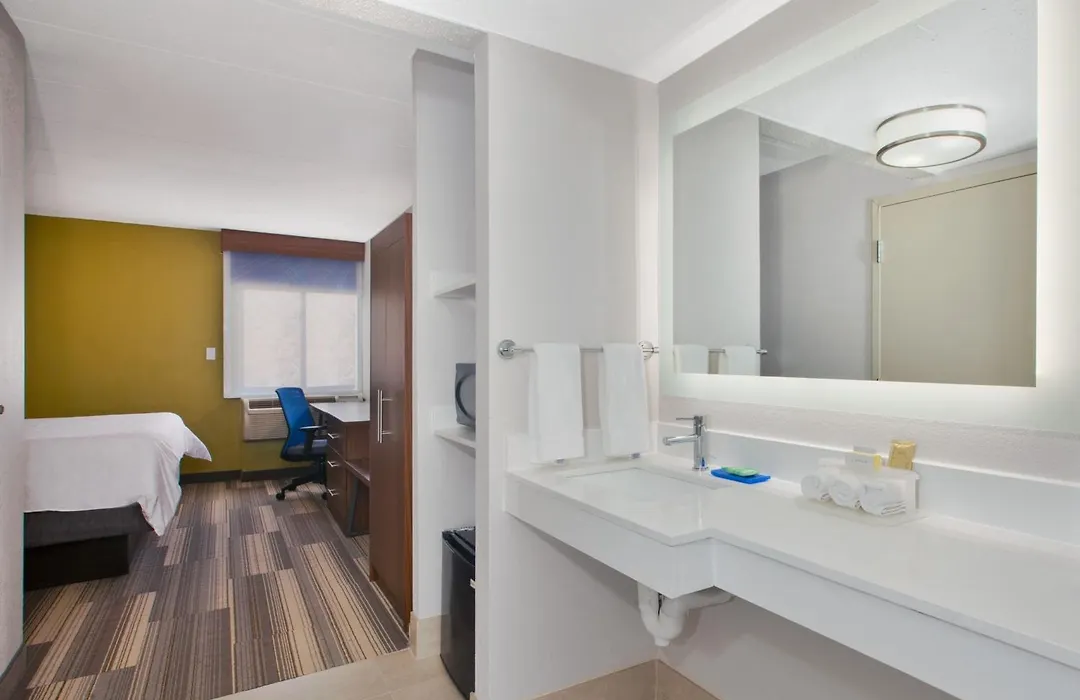 Holiday Inn Express Fairfax-Arlington Boulevard By Ihg-1