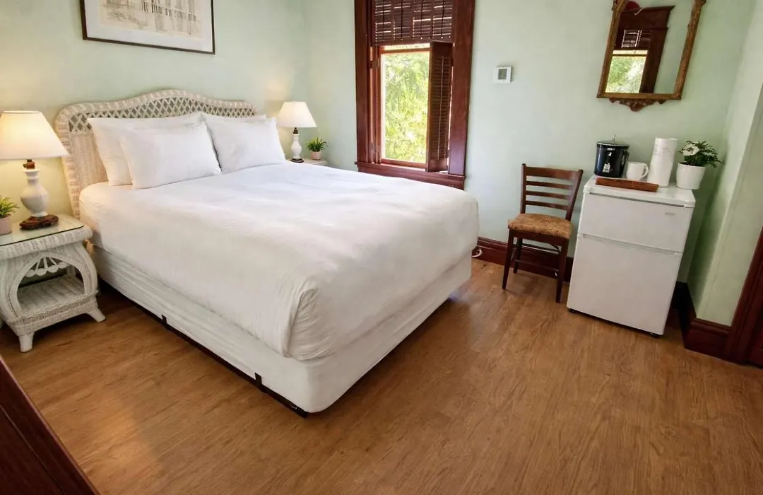 Classic Queen - Curry Mansion With Heated Pool-1
