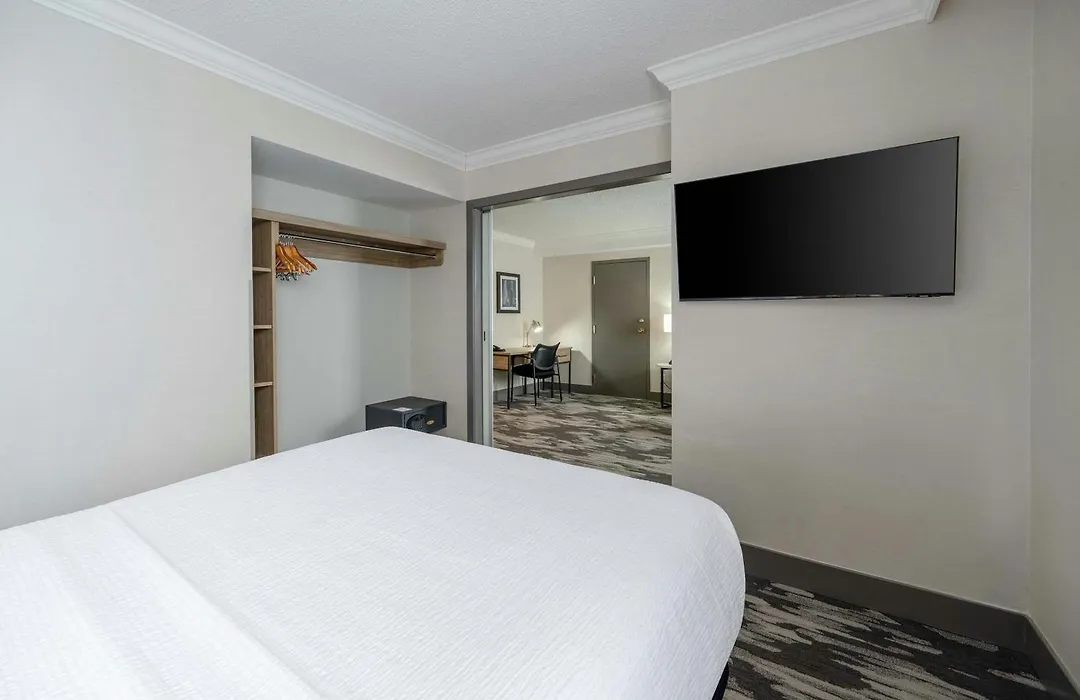 Sandman Signature Mississauga Hotel-1