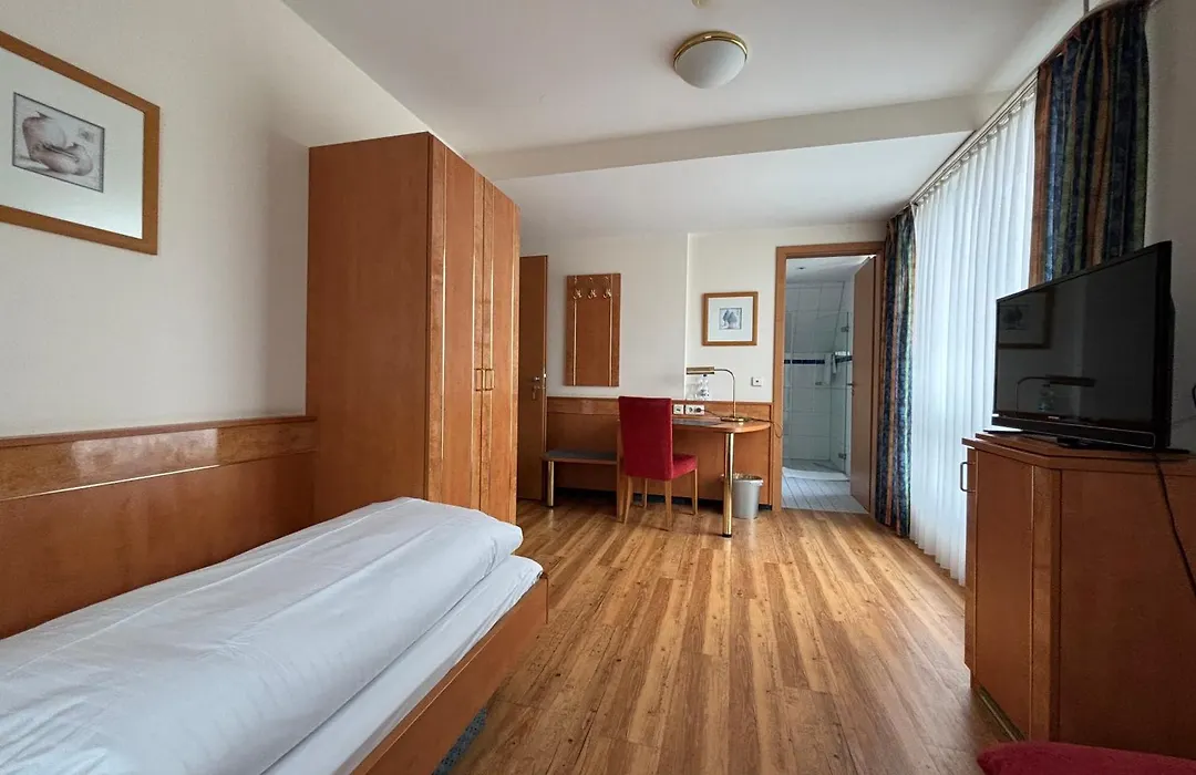 Hotel Krone Neuenburg-1