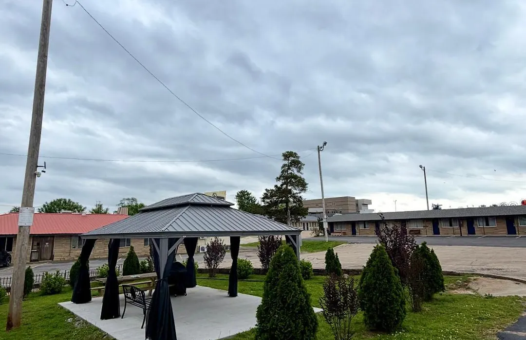 Ozark Inn & Suites-1