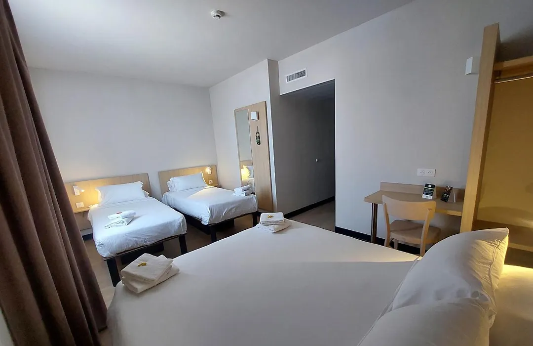 B&B HOTEL Troyes Magasins d'usine-1