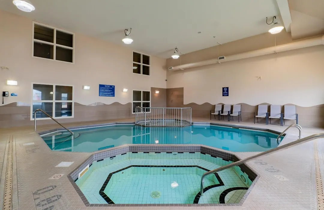 Days Inn & Suites By Wyndham Brandon-1