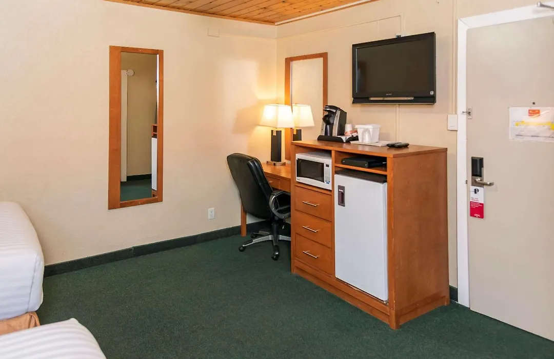 Econo Lodge Inn & Suites-1