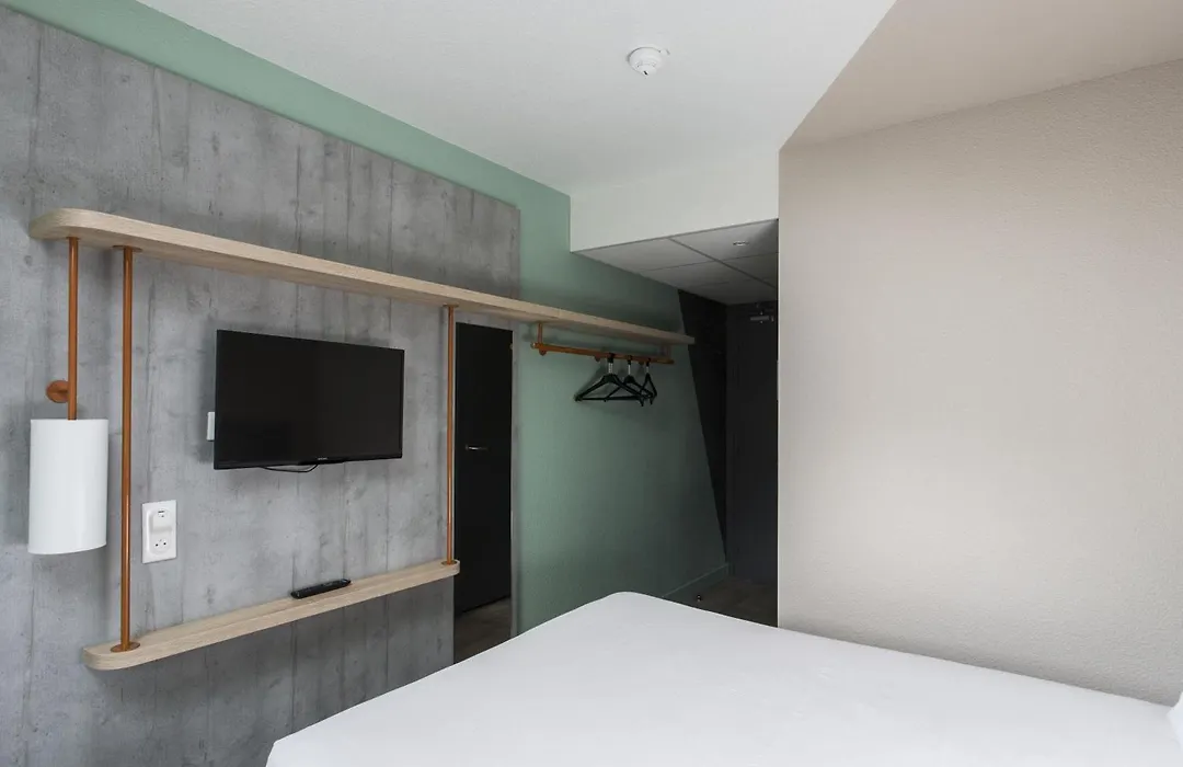 Ibis Budget Senlis-1