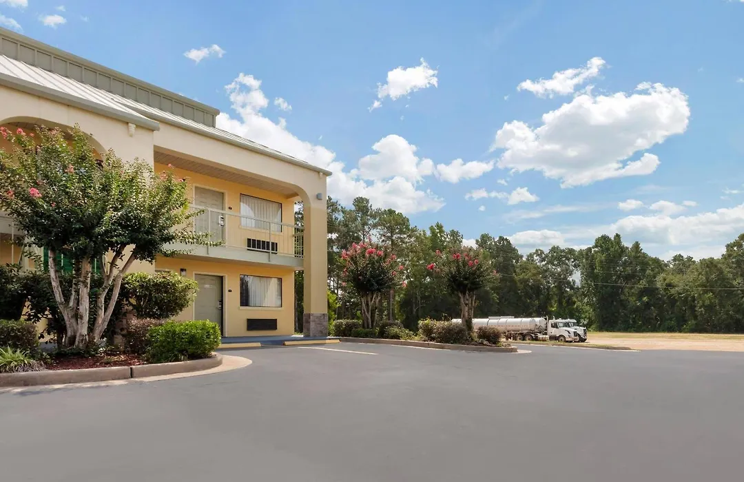 Quality Inn Mccomb-1