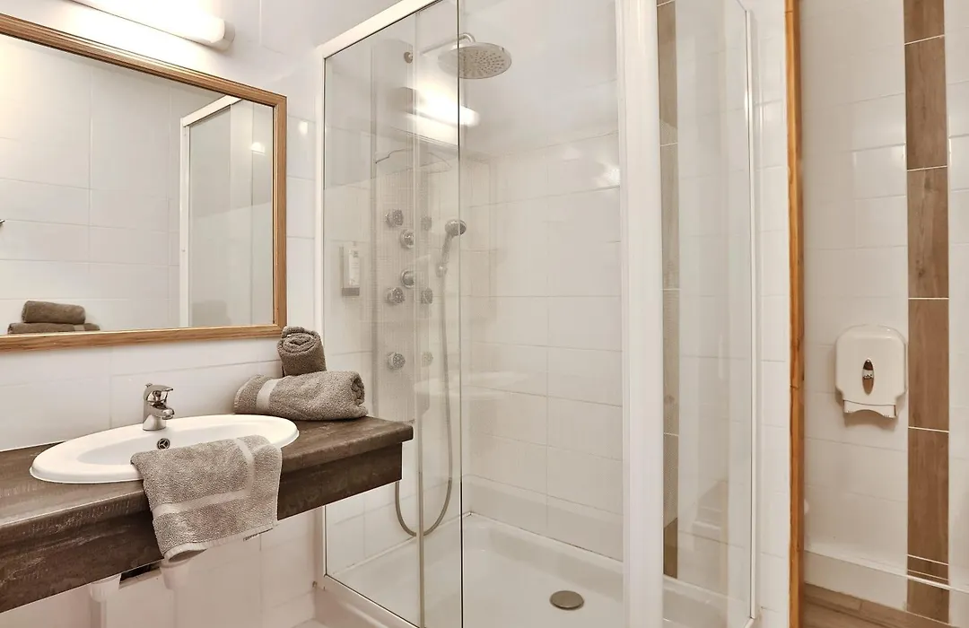 Logis Hotel Le Tropicana-1