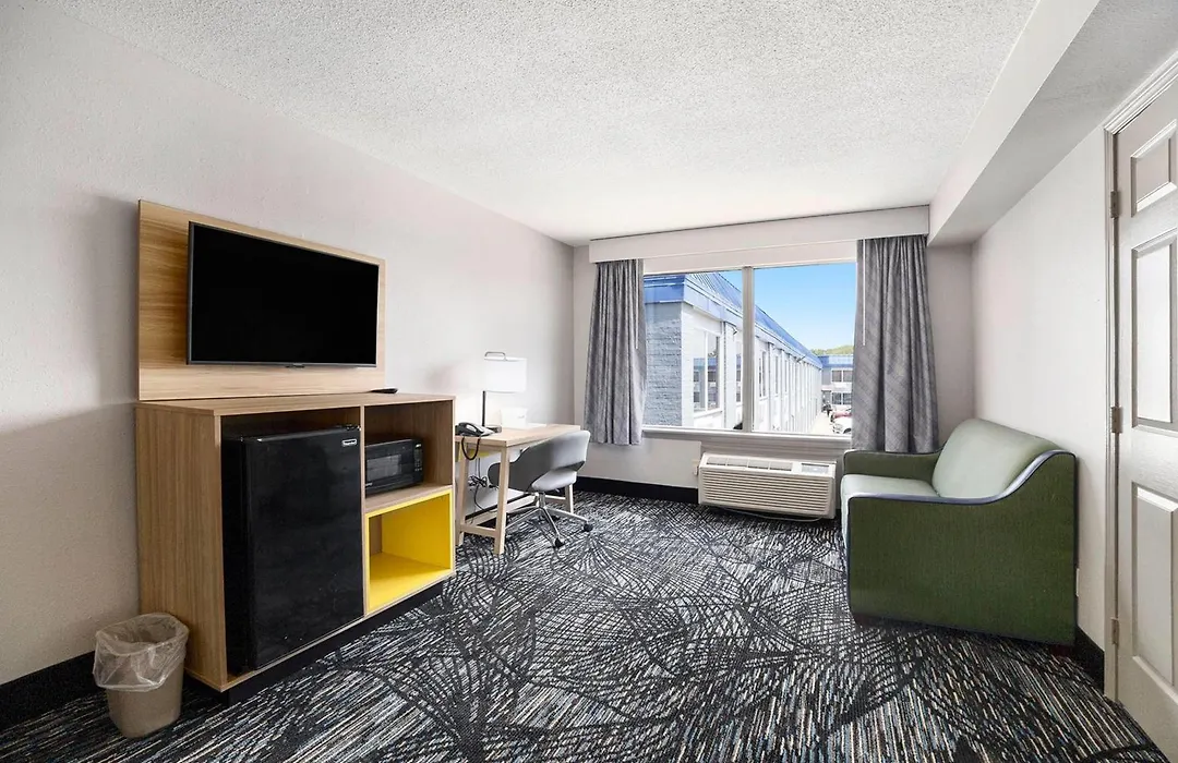 Days Inn & Suites By Wyndham Norton Shores Muskegon-1