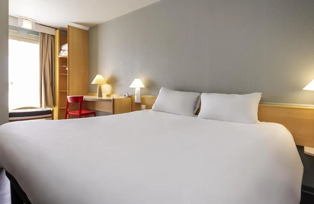Ibis Rochefort-1