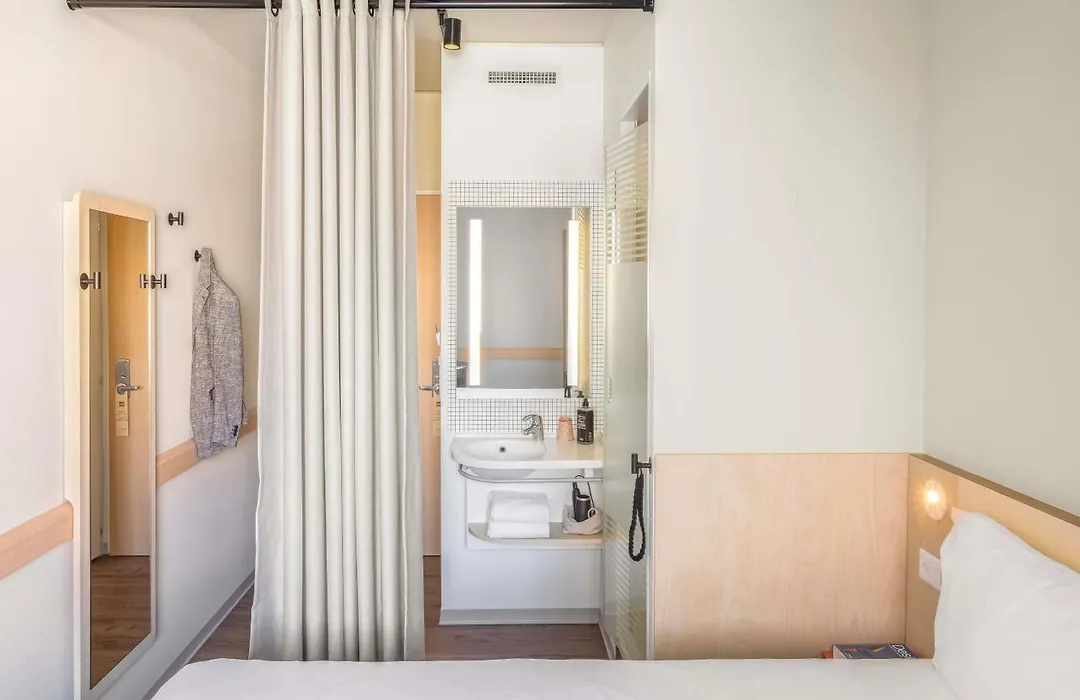 Ibis Budget Lugano Paradiso-1
