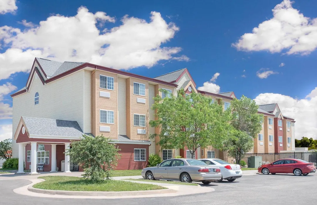 Days Inn & Suites By Wyndham Hutchinson-1