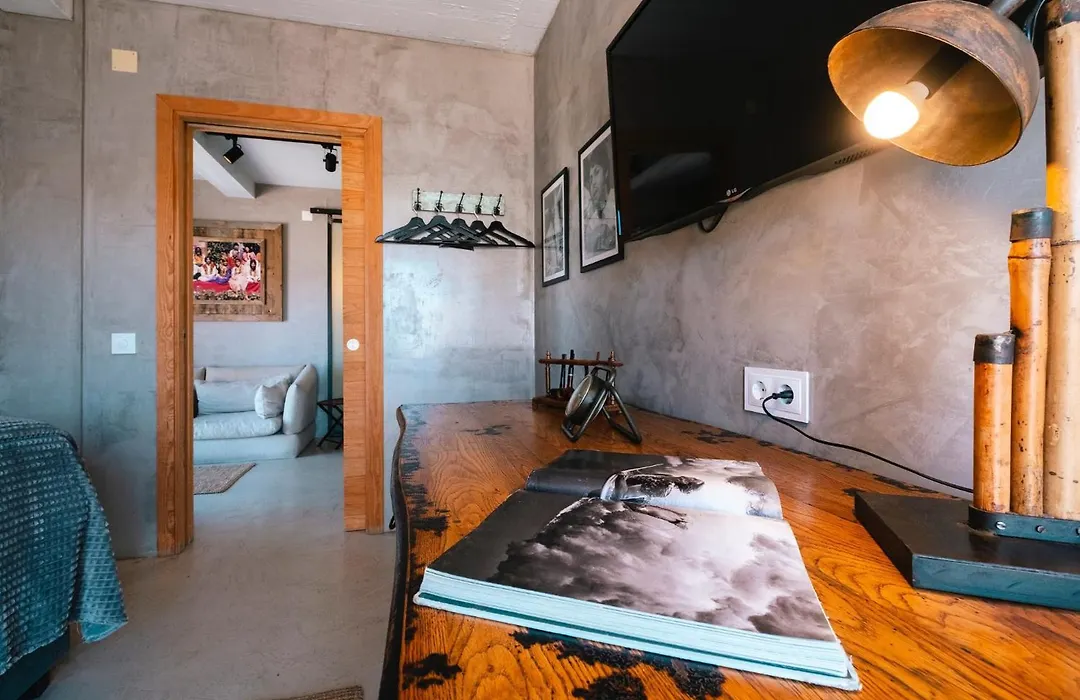 Surfers Lodge Peniche-1