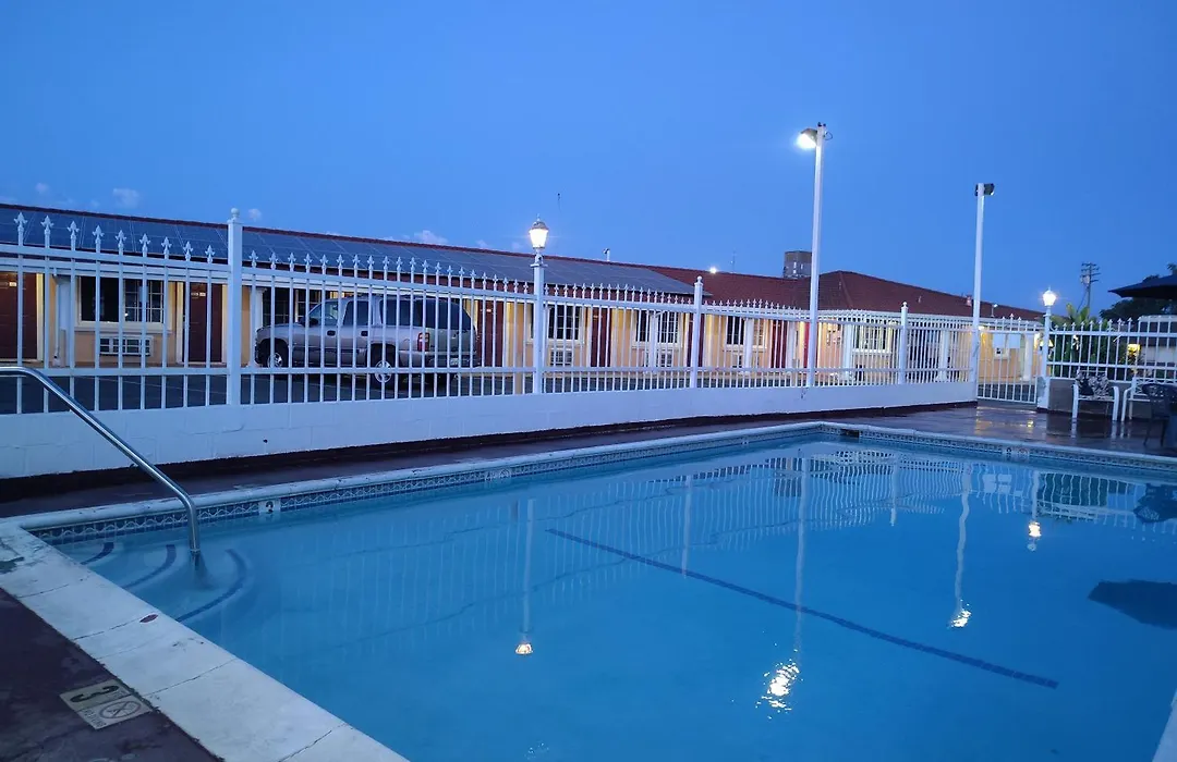 Holiday Motel Oakdale-1