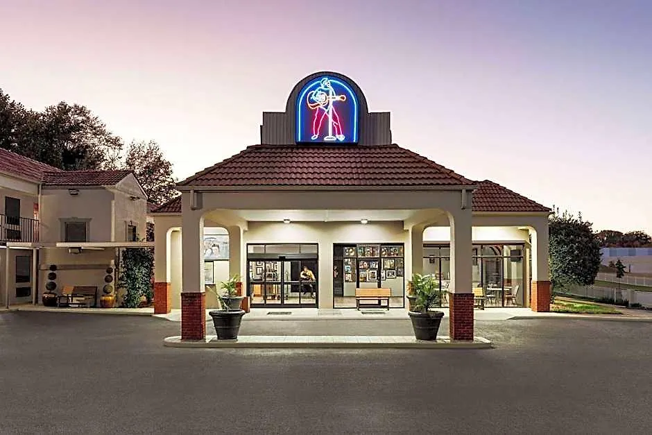 Days Inn By Wyndham Memphis At Graceland-1