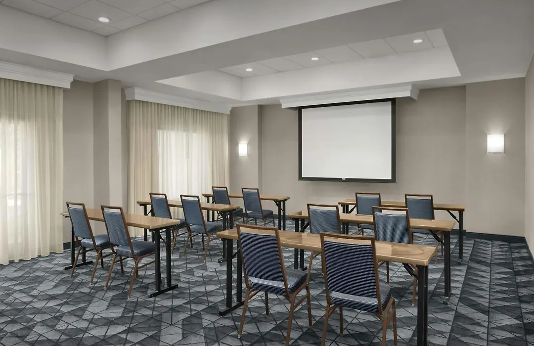 Courtyard By Marriott Bloomington-1