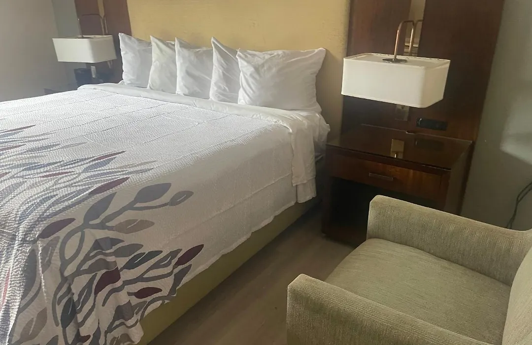 Red Roof Inn & Suites Hinesville-1