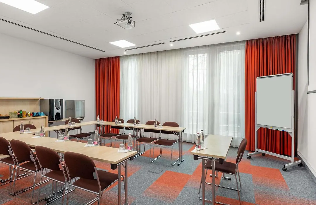 Ibis Gyor-1
