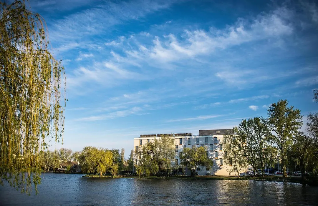 Best Western Plus Lakeside Hotel-1