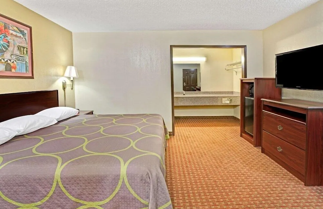 Super 8 By Wyndham Shawnee-1