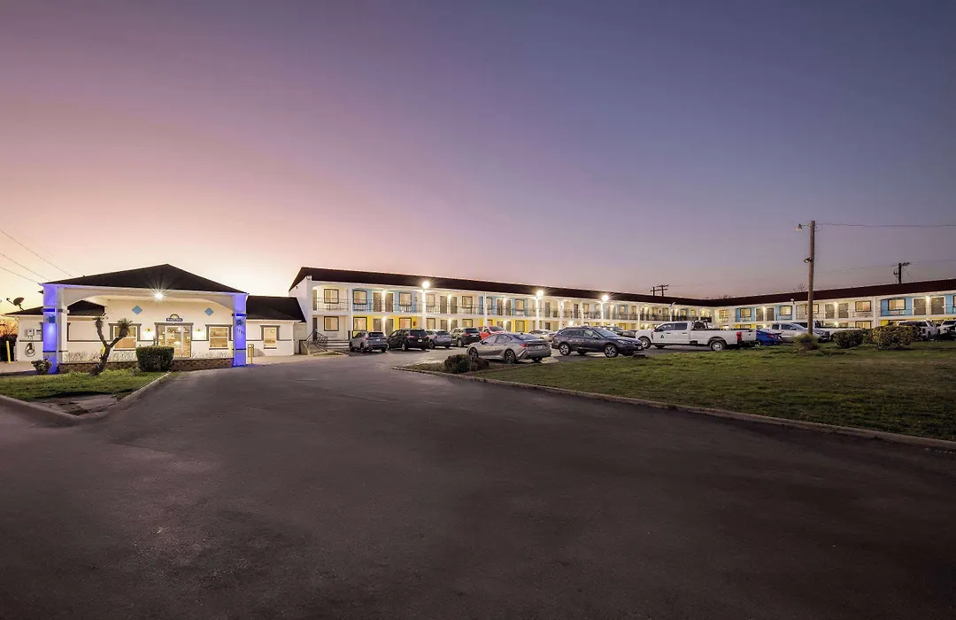 Days Inn By Wyndham Gainesville-1