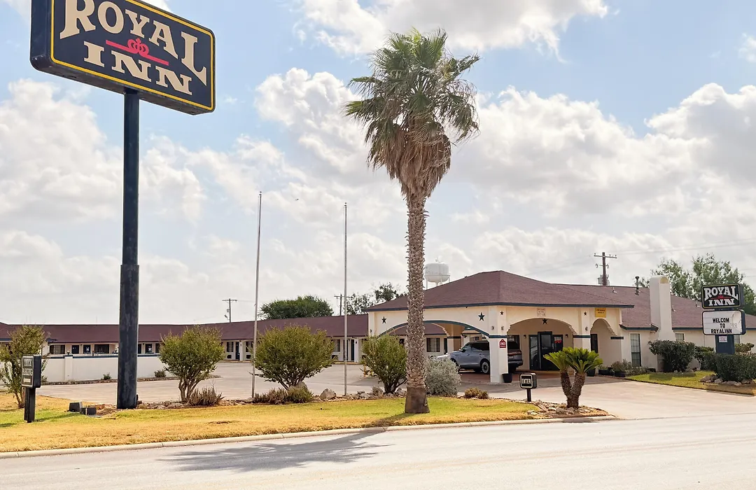 Royal Inn Pearsall-1
