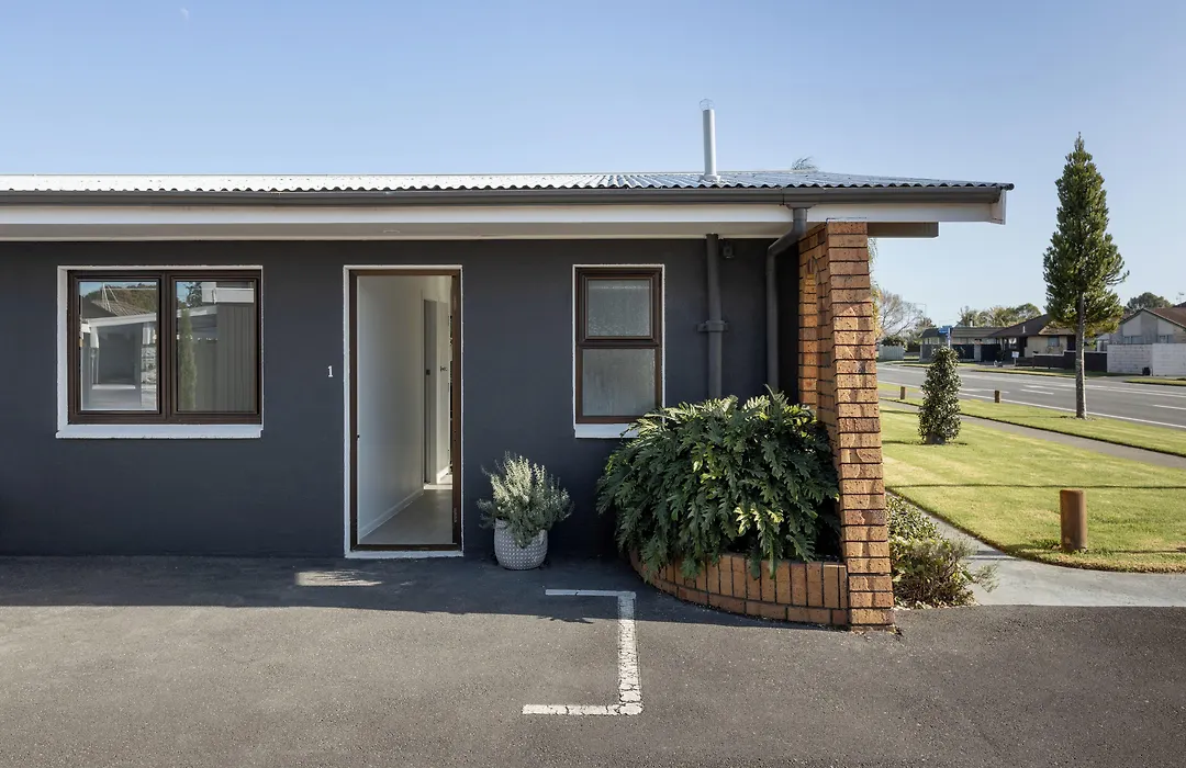 Cobblestone Court Motel - Wenzel Motels-1