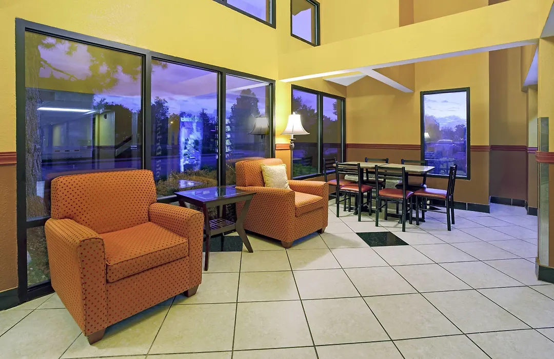 Super 8 By Wyndham Denver Stapleton-1