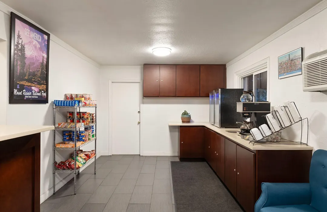Travelodge By Wyndham Everett City Center-1
