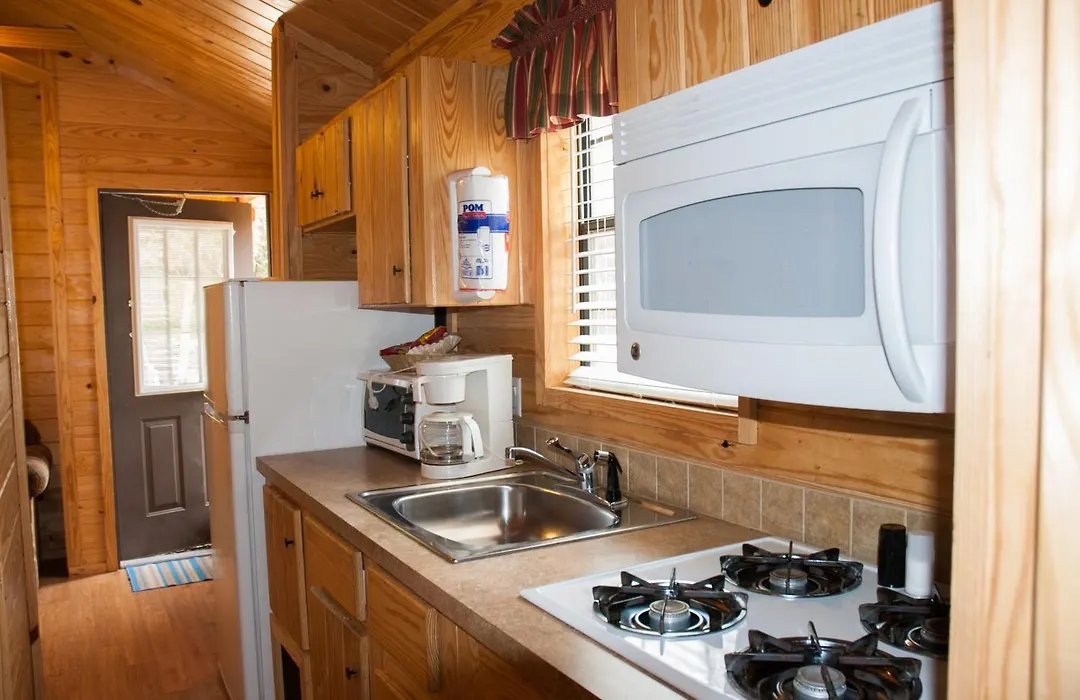 Medina Lake Camping Resort Cabin 3-1