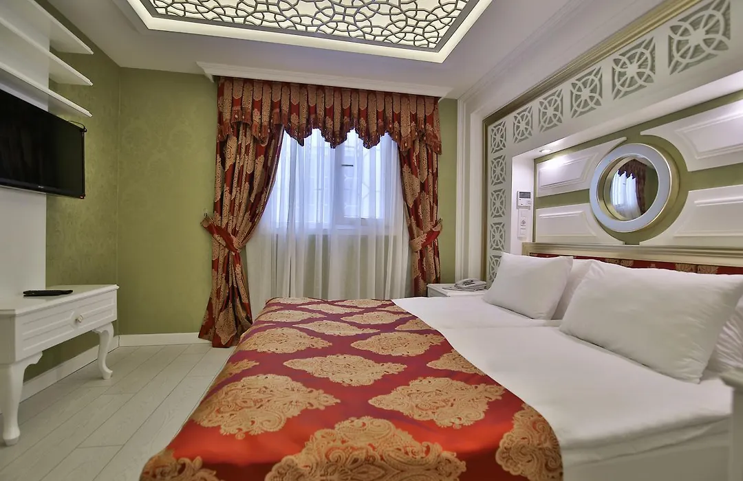 Hotel Queens Land-1