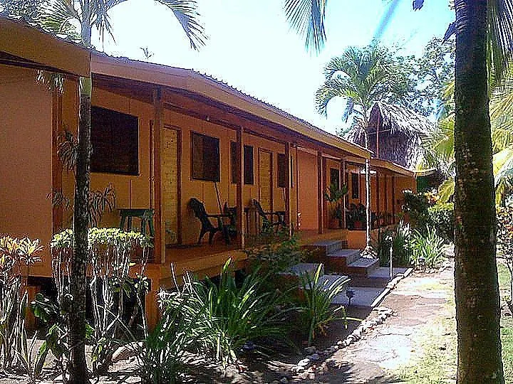 Cabinas Sol Y Mar-1