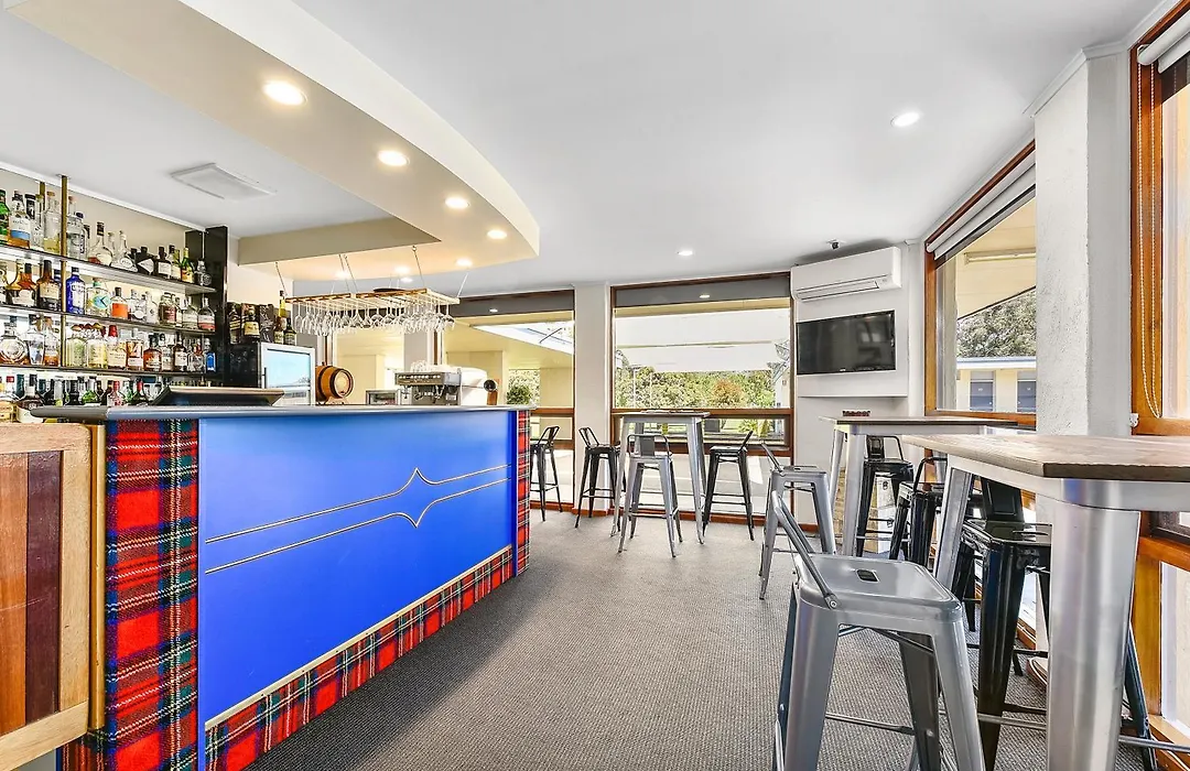 William Macintosh Motor Lodge-1