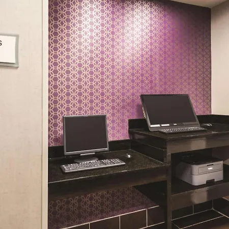 La Quinta Inn & Suites By Wyndham Louisville East-3
