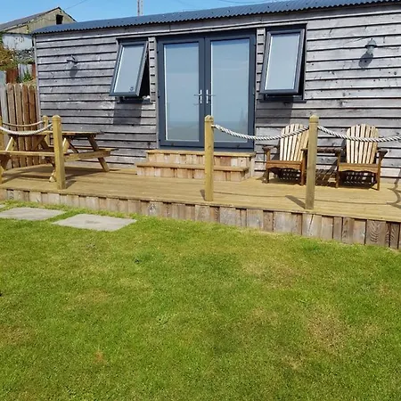 Allibella Shepherds Hut, Amazing Seaview, Private Garden, Pet Friendly-3