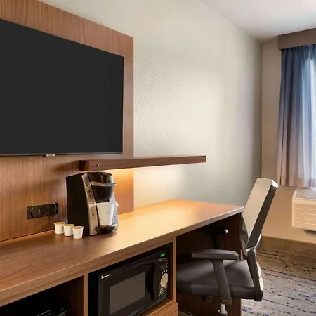 La Quinta Inn & Suites By Wyndham Springfield-3