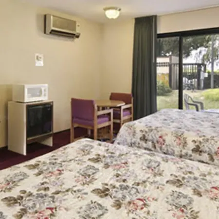 Travelodge By Wyndham Turlock-3