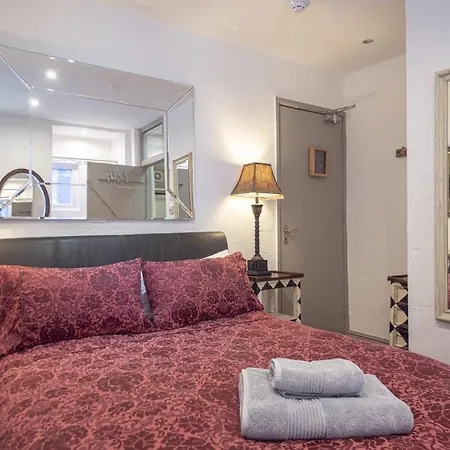 Cornerways Guest House-2