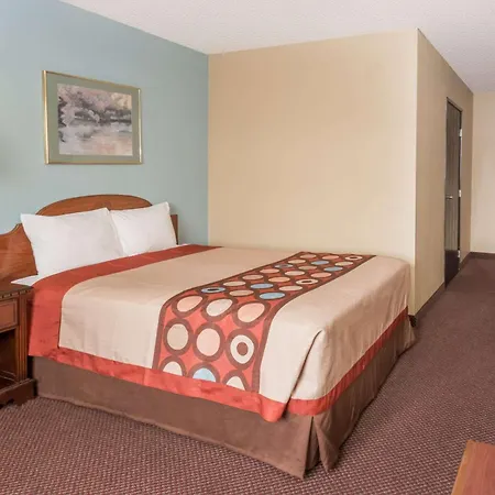 Super 8 By Wyndham Woodstock-2