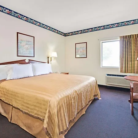 Travelodge By Wyndham St. Louis-2