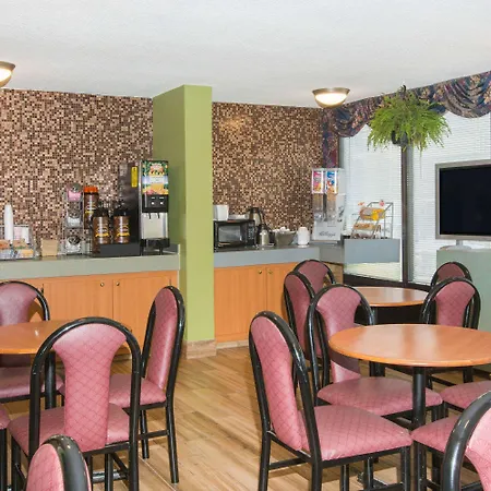 Super 8 By Wyndham Myrtle Beach/Market Common Area-3