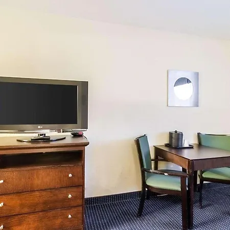 Rodeway Inn & Suites Williamsburg Central-3