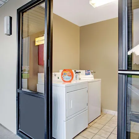 Super 8 By Wyndham Knoxville East-2