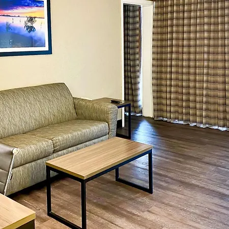 Quality Inn & Suites Airport-2