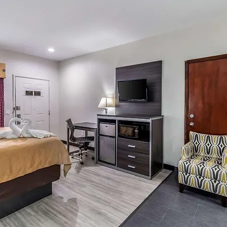 Quality Inn & Suites Canton-2